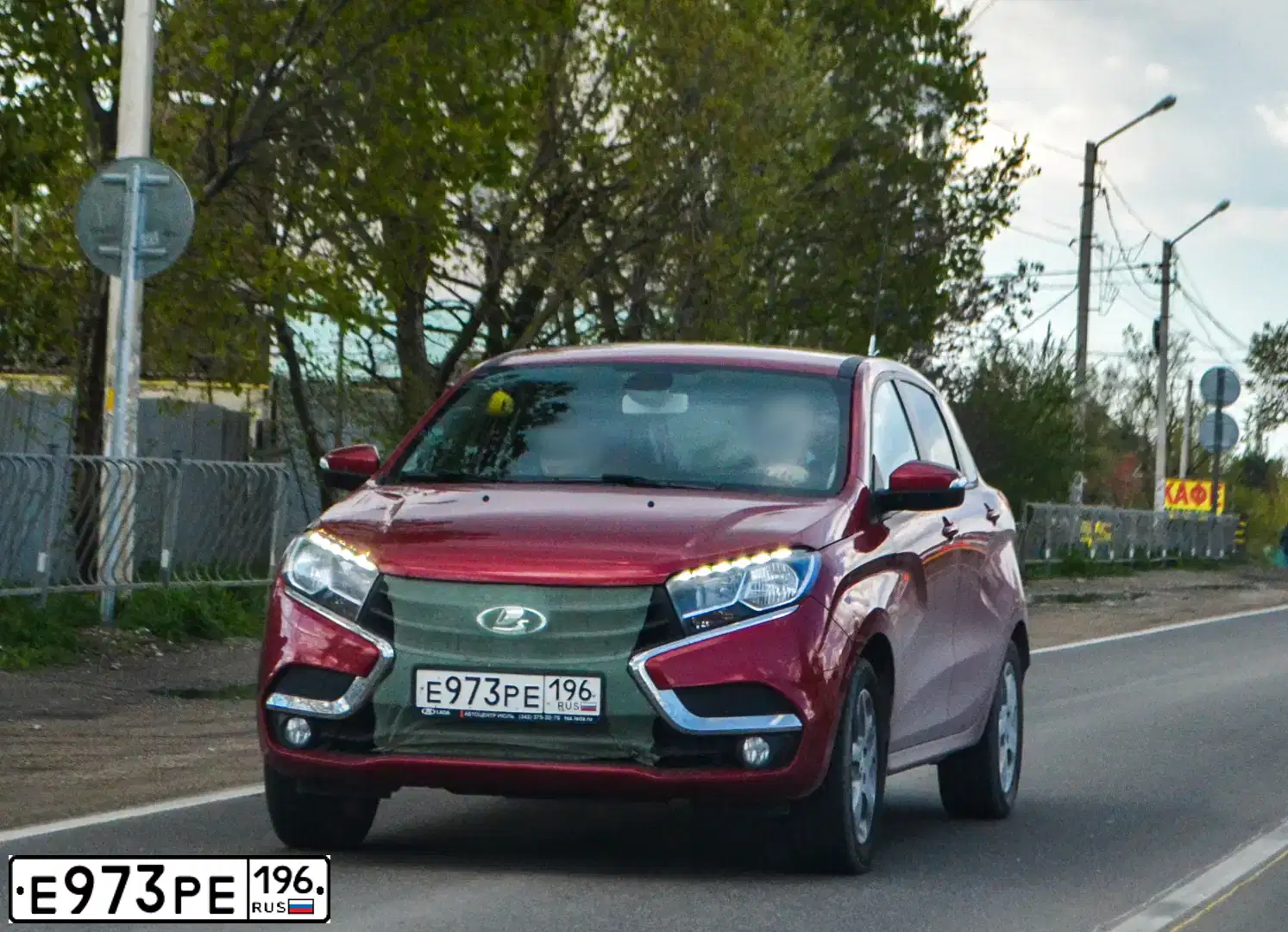 Фото автомобиля LADA XRAY, 2016 — госномер Е973РЕ196. Цвет: Красный