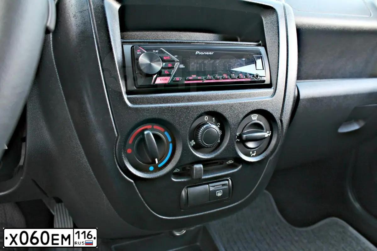 Фото автомобиля KIA RIO, 2015 — госномер М490АВ774. Цвет: Белый