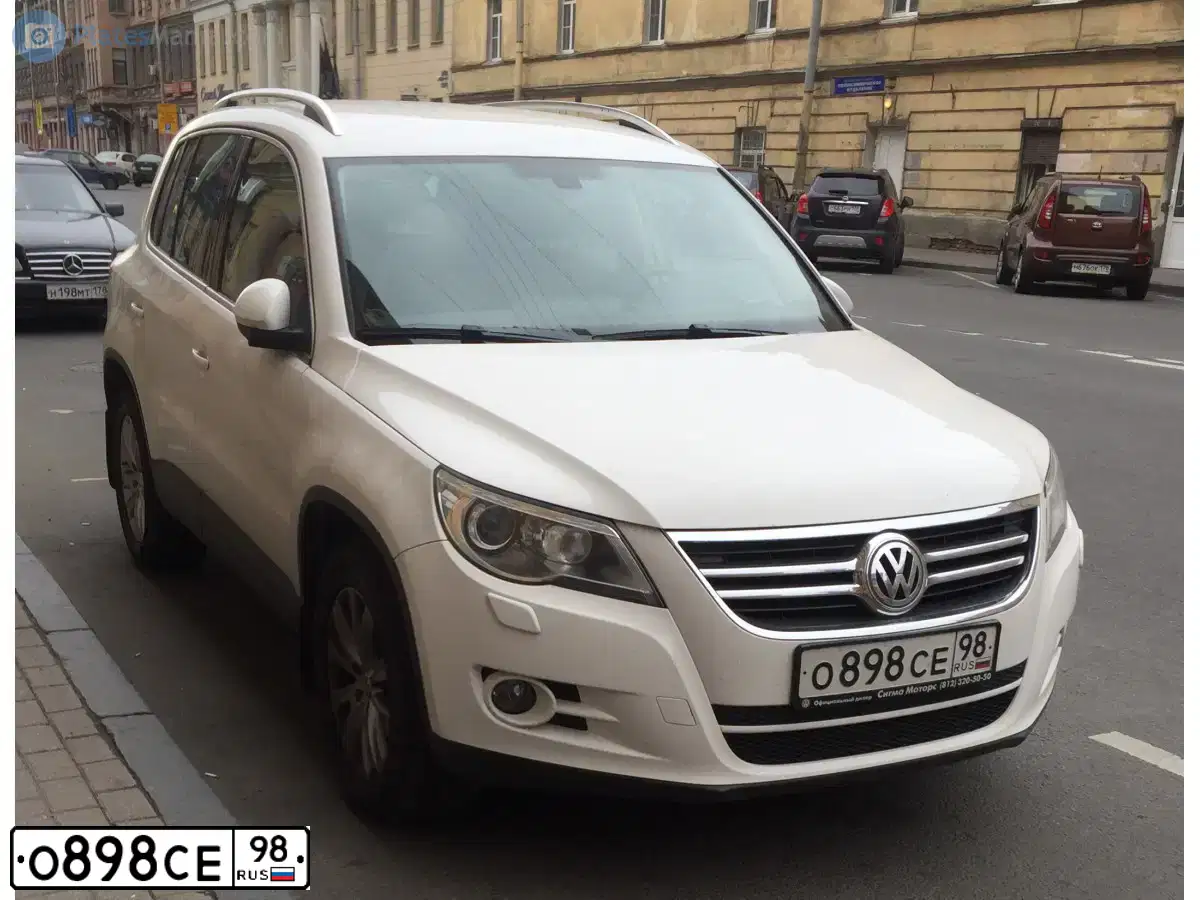 Фото автомобиля VOLKSWAGEN TIGUAN, 2010 — госномер У300МК198. Цвет: Белый