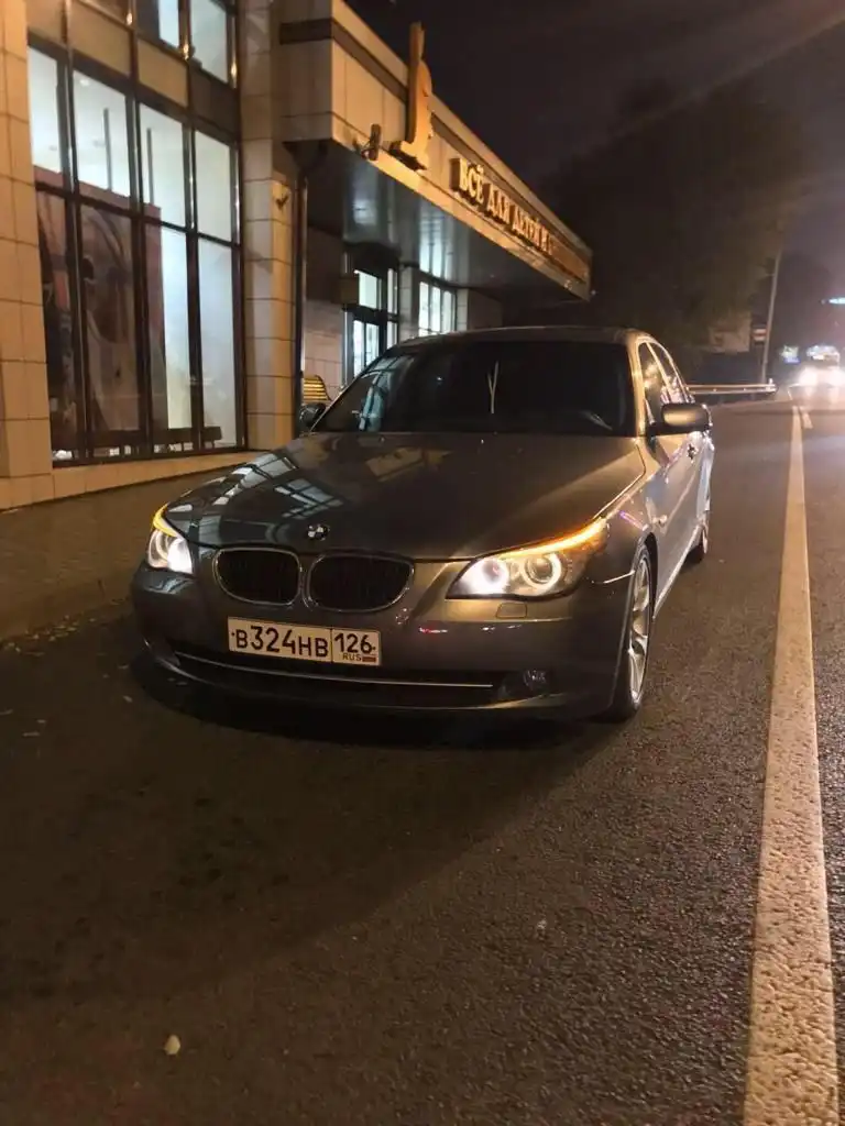Фото автомобиля BMW SERIE 5, 2008 — госномер К001СН26. Цвет: СЕРЫЙ