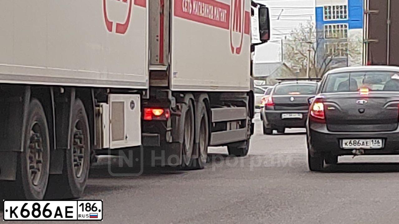 Фото автомобиля JEEP GRAND CHEROKEE, 2012 — госномер Р502КН186. Цвет: ЧЕРНЫЙ
