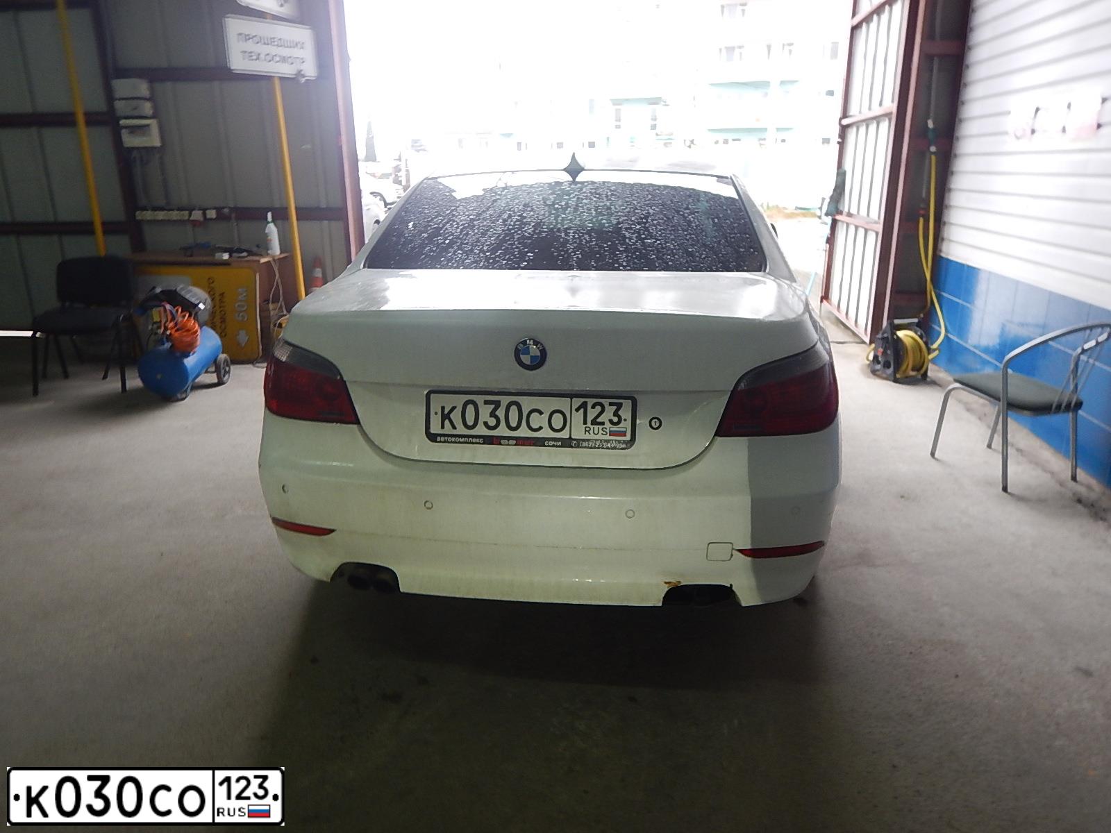 Фото автомобиля BMW SERIE 5, 2004 — госномер К030СО123. Цвет: Белый