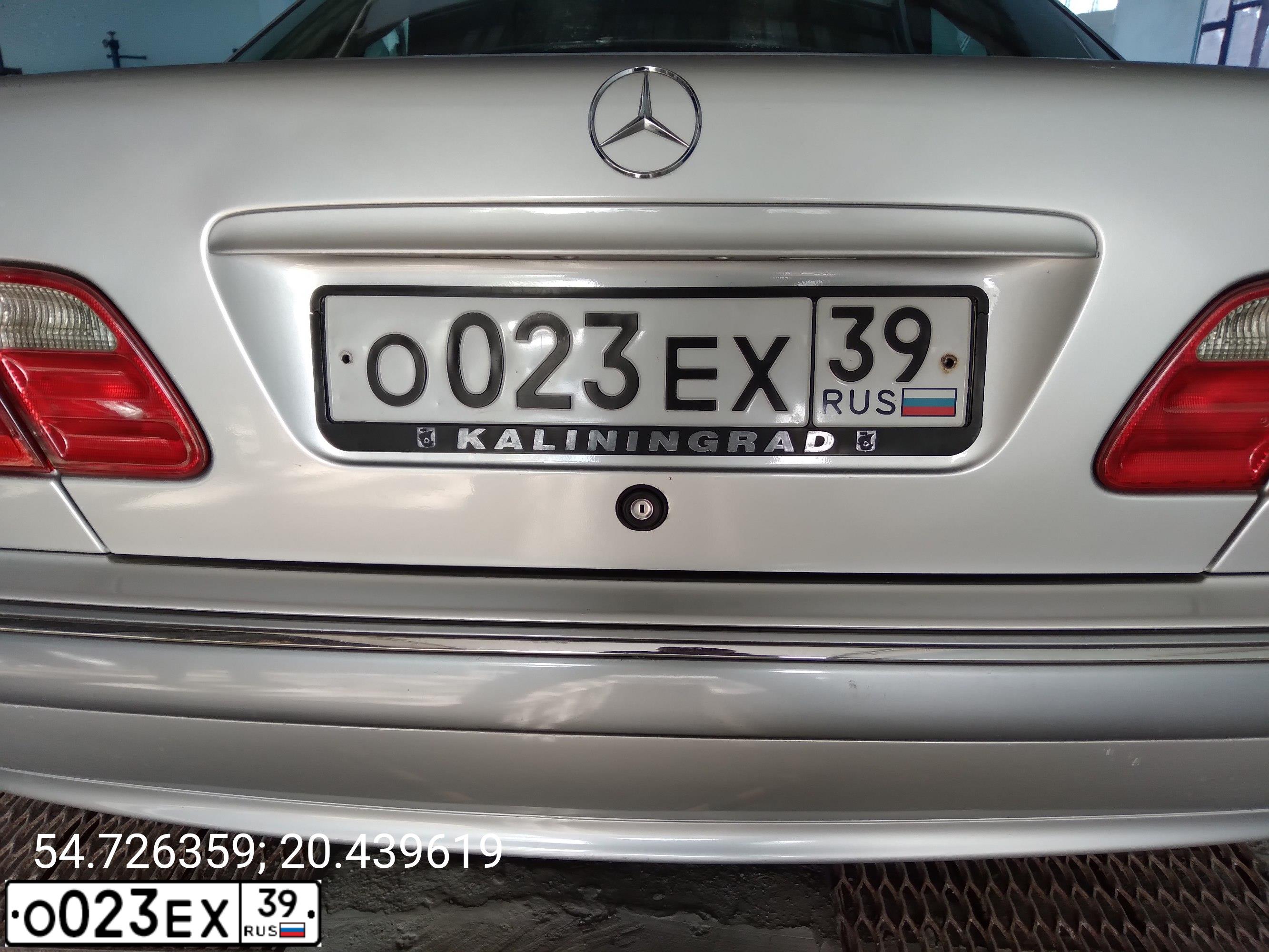 Фото автомобиля MERCEDES E-KLASSE, 2001 — госномер О023ЕХ39. Цвет: Серебристый