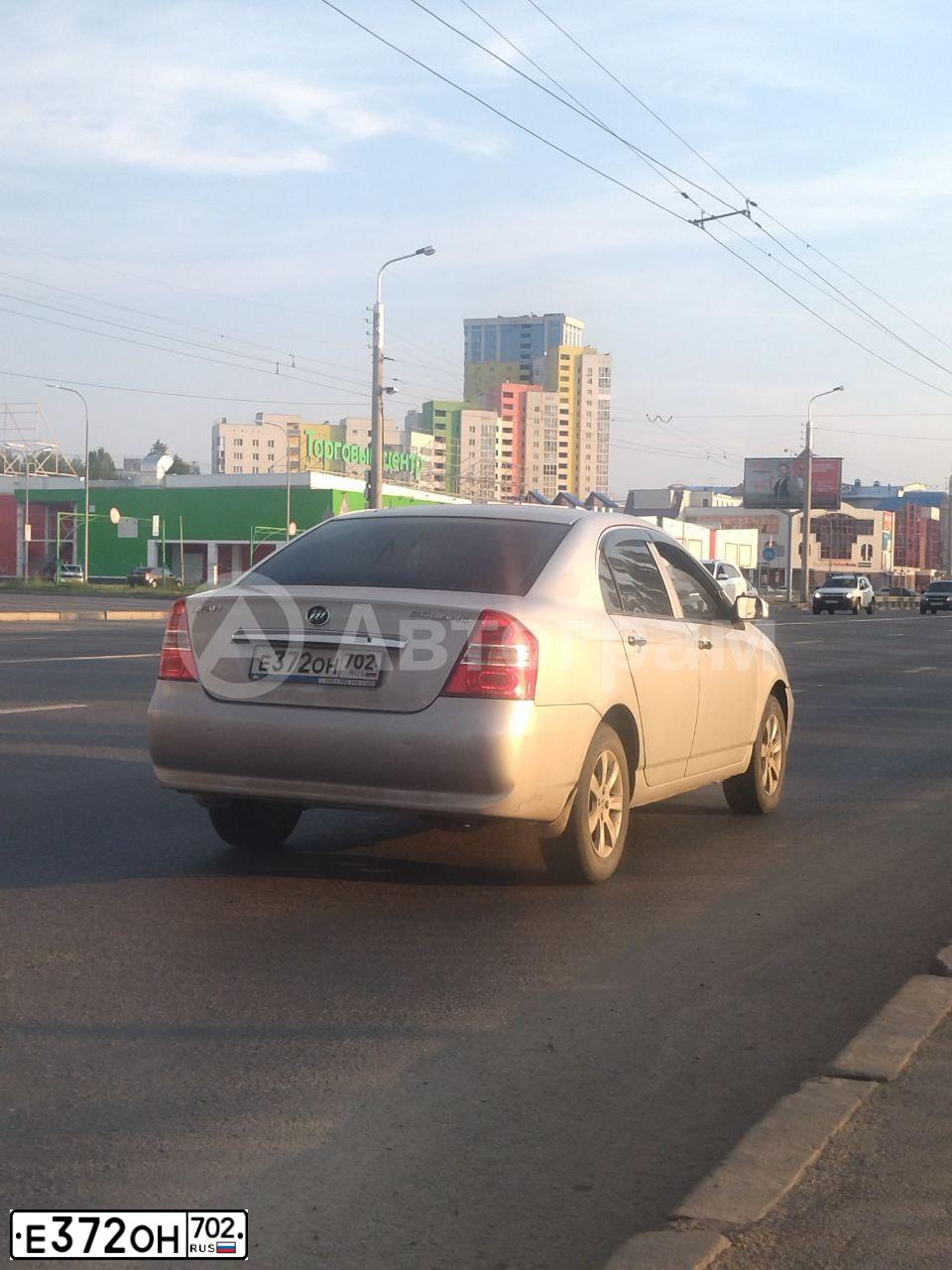 Фото автомобиля LIFAN SOLANO, 2011 — госномер Е372ОН702. Цвет: СЕРЕБРО