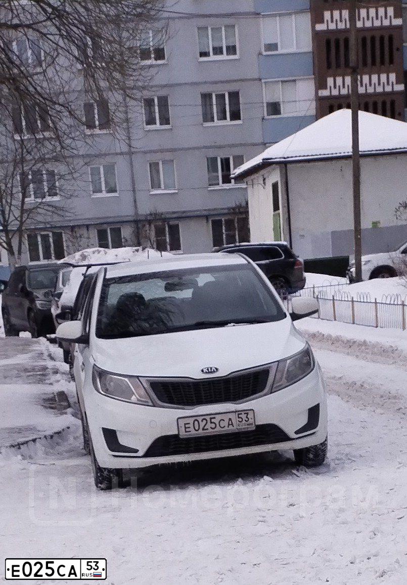 Фото автомобиля KIA RIO, 2014 — госномер Е025СА53. Цвет: БЕЛЫЙ