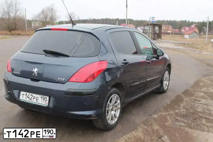 Фото автомобиля PEUGEOT 308, 2008 — госномер Т142РЕ190. Цвет: Темно-синий