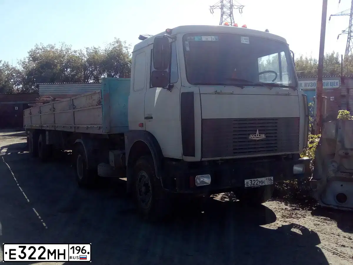 Фото автомобиля MAZ 5432 /4X2/, 2002 — госномер Е322МН196. Цвет: СВЕТЛО-СЕРЫЙ