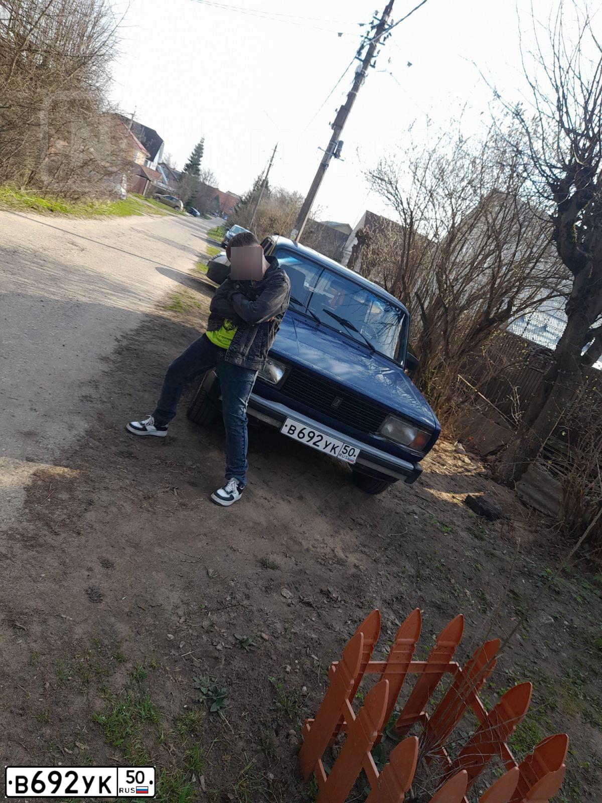 Фото автомобиля LADA 2104, 1999 — госномер В692УК50. Цвет: СИНИЙ