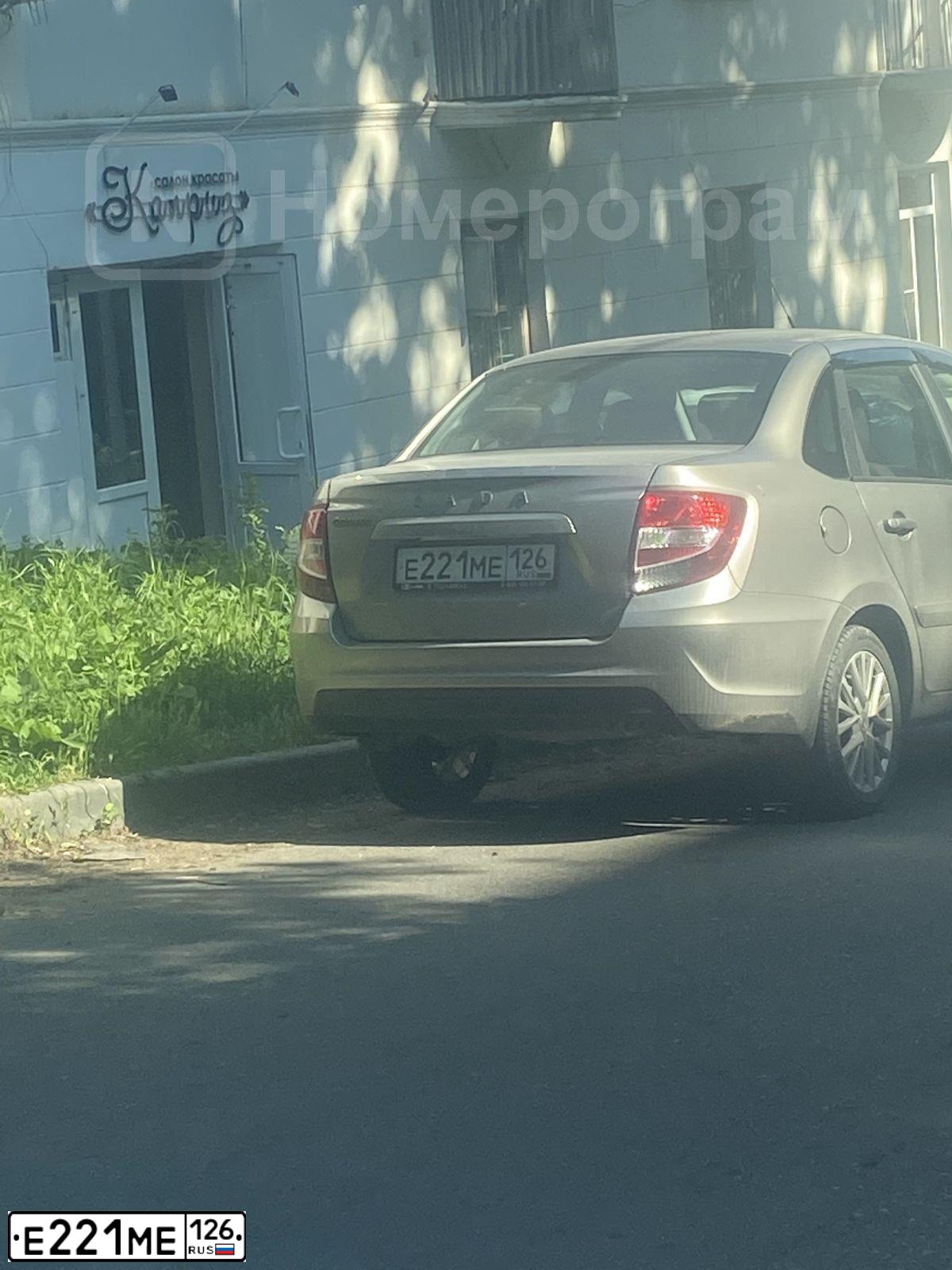 Фото автомобиля LADA 2190 GRANTA, 2019 — госномер Н995РТ15. Цвет: Серебристо-серый