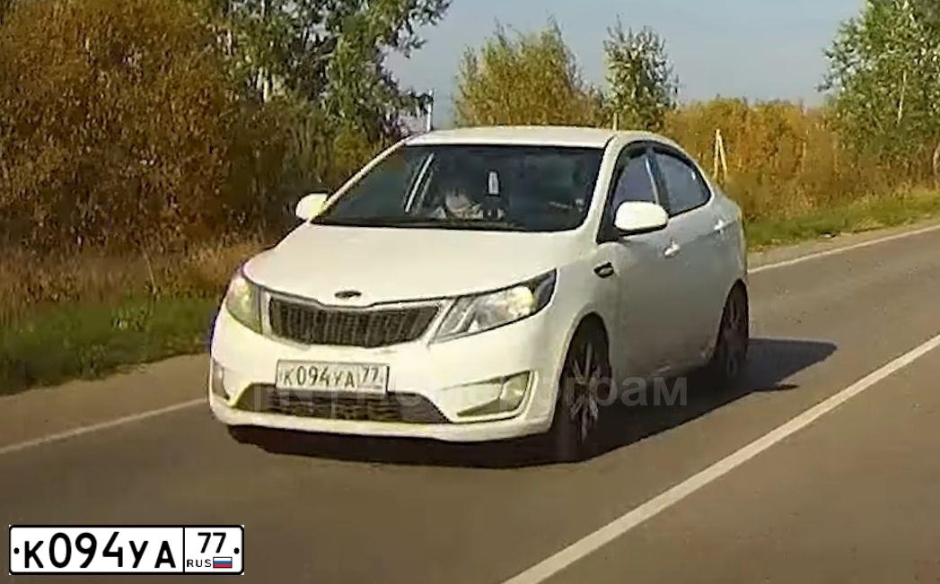 Фото автомобиля KIA RIO, 2013 — госномер К094УА77. Цвет: БЕЛЫЙ