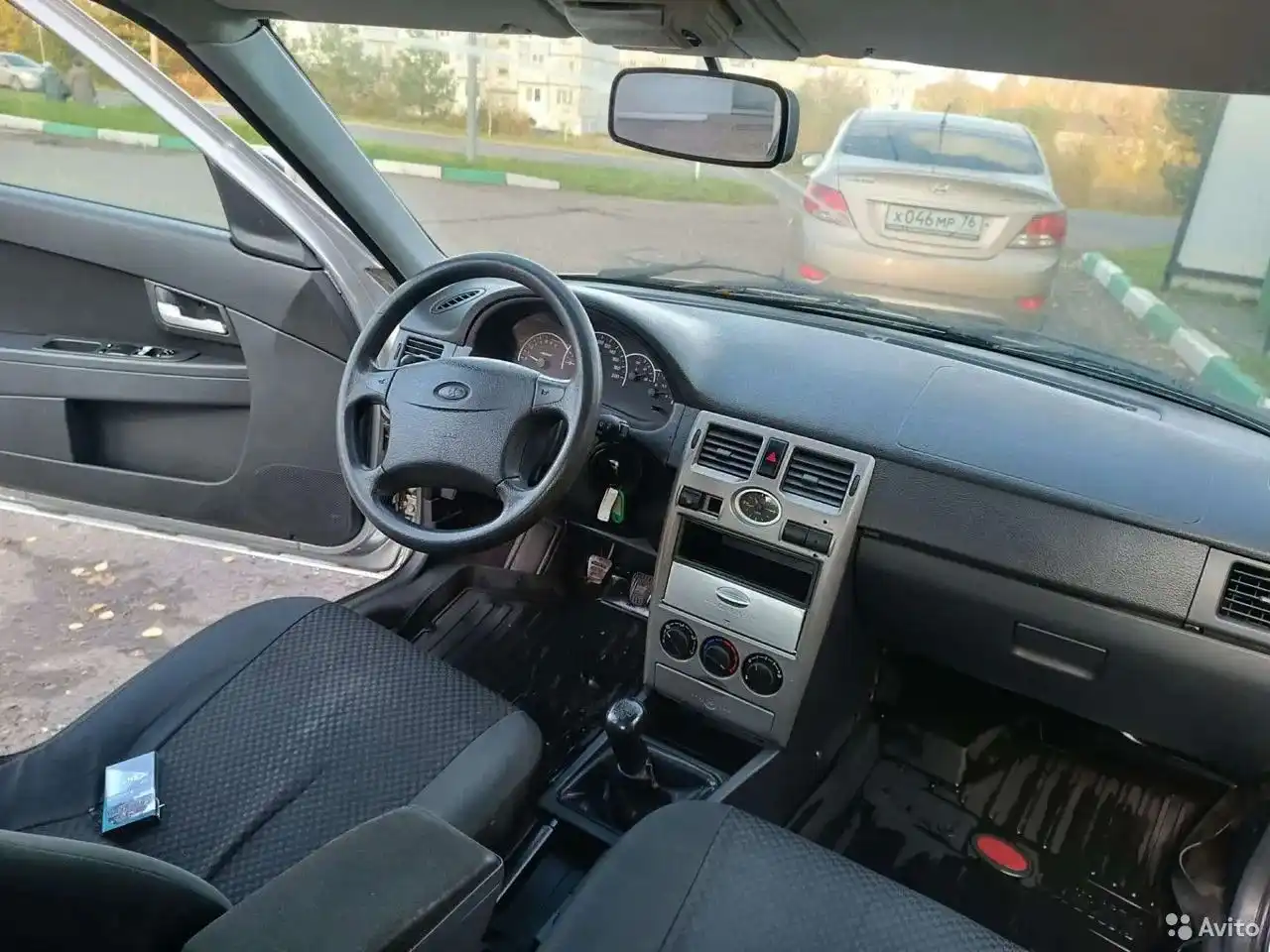 Фото автомобиля HYUNDAI SOLARIS, 2013 — госномер Х046МР76. Цвет: БЕЖЕВО-СЕРЫЙ