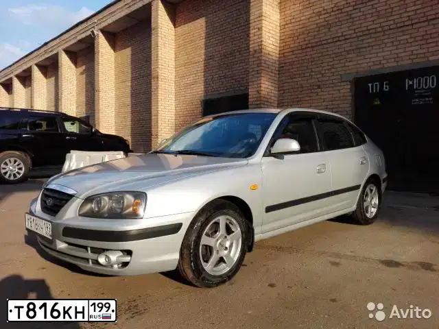 Фото автомобиля HYUNDAI ELANTRA, 2005 — госномер Т816КН199. Цвет: СВЕТЛО-СЕРЫЙ