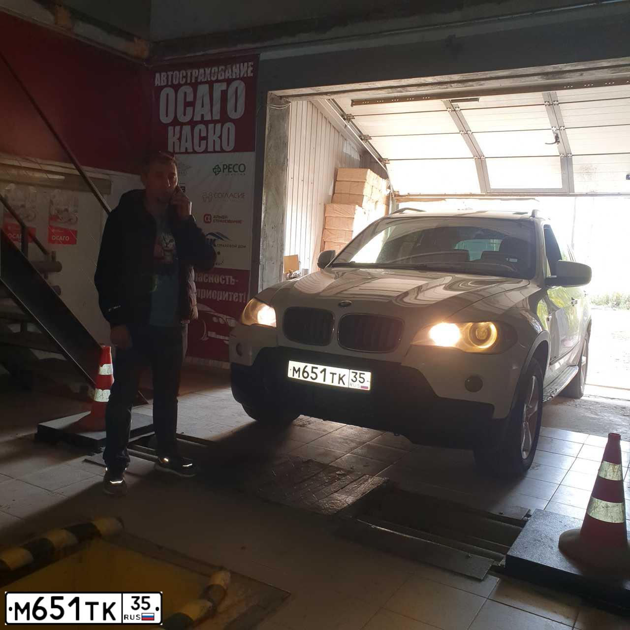 Фото автомобиля BMW X5, 2009 — госномер М651ТК35. Цвет: БЕЛЫЙ