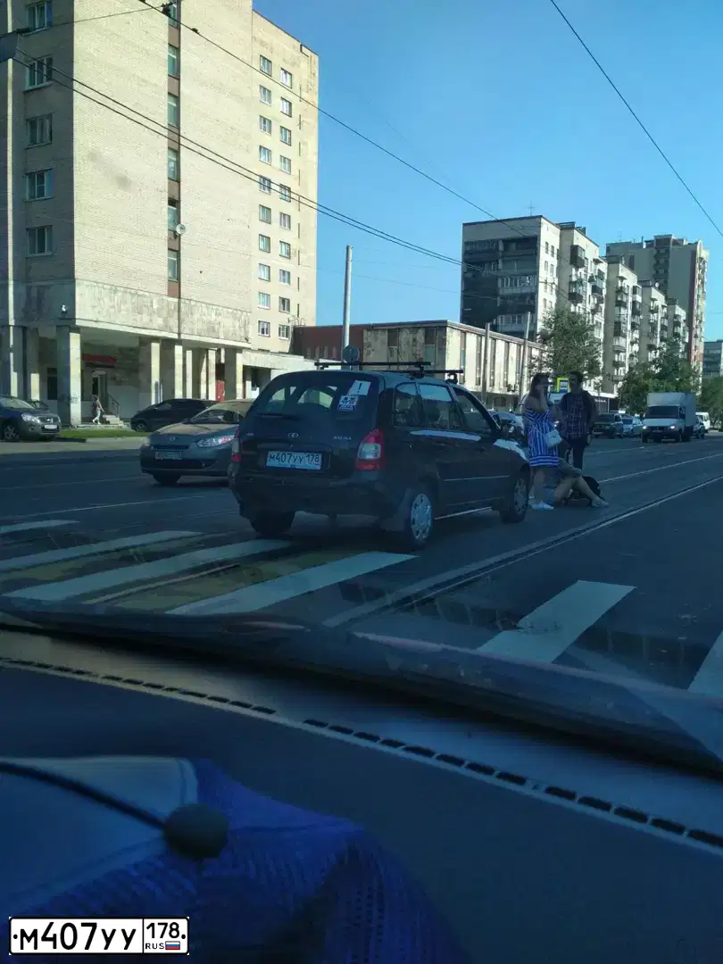 Фото автомобиля LADA 1117 KALINA, 2012 — госномер М407УУ178. Цвет: Сине-Черный