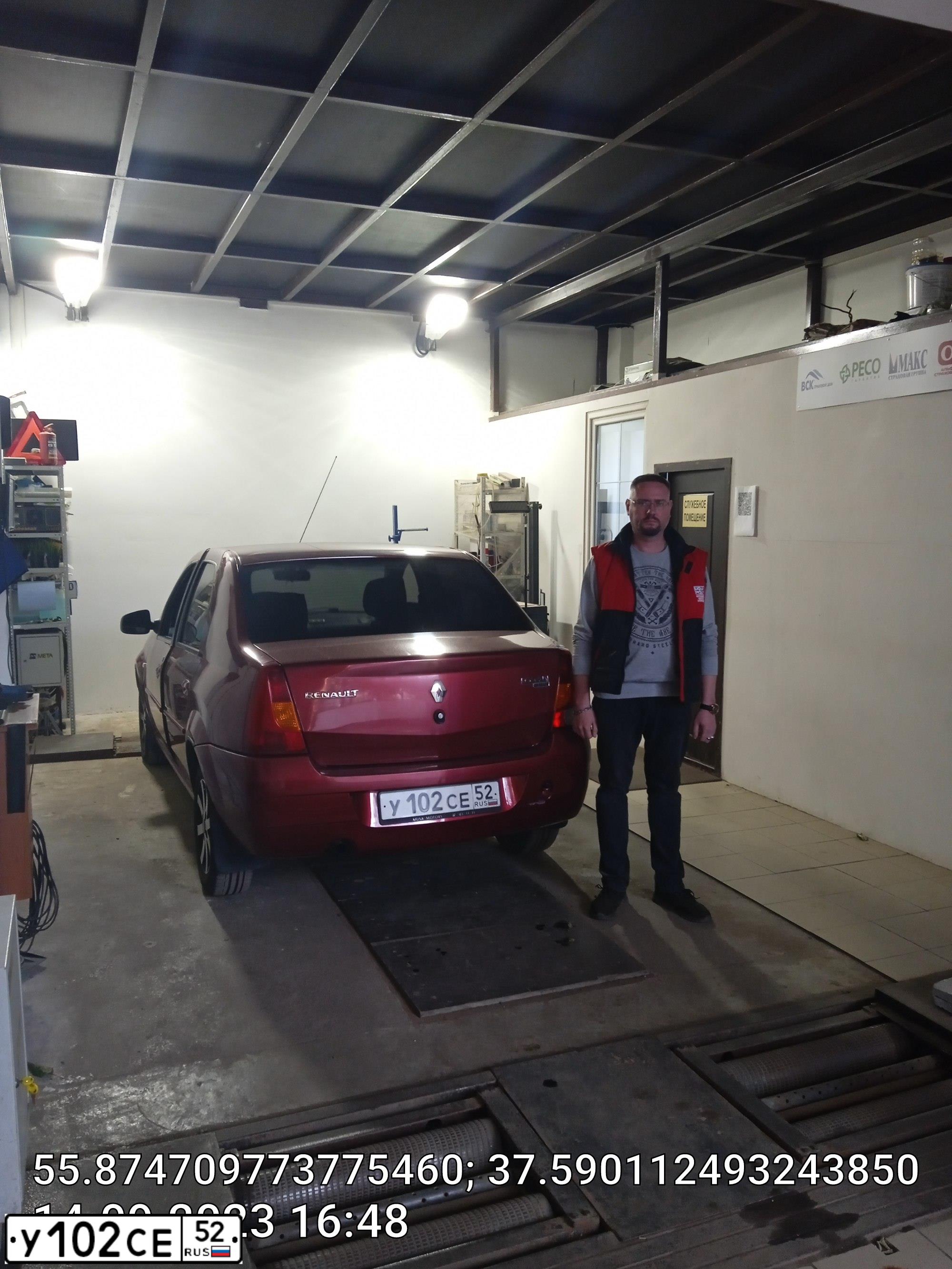 Фото автомобиля RENAULT LOGAN, 2008 — госномер У102СЕ52. Цвет: КРАСНЫЙ