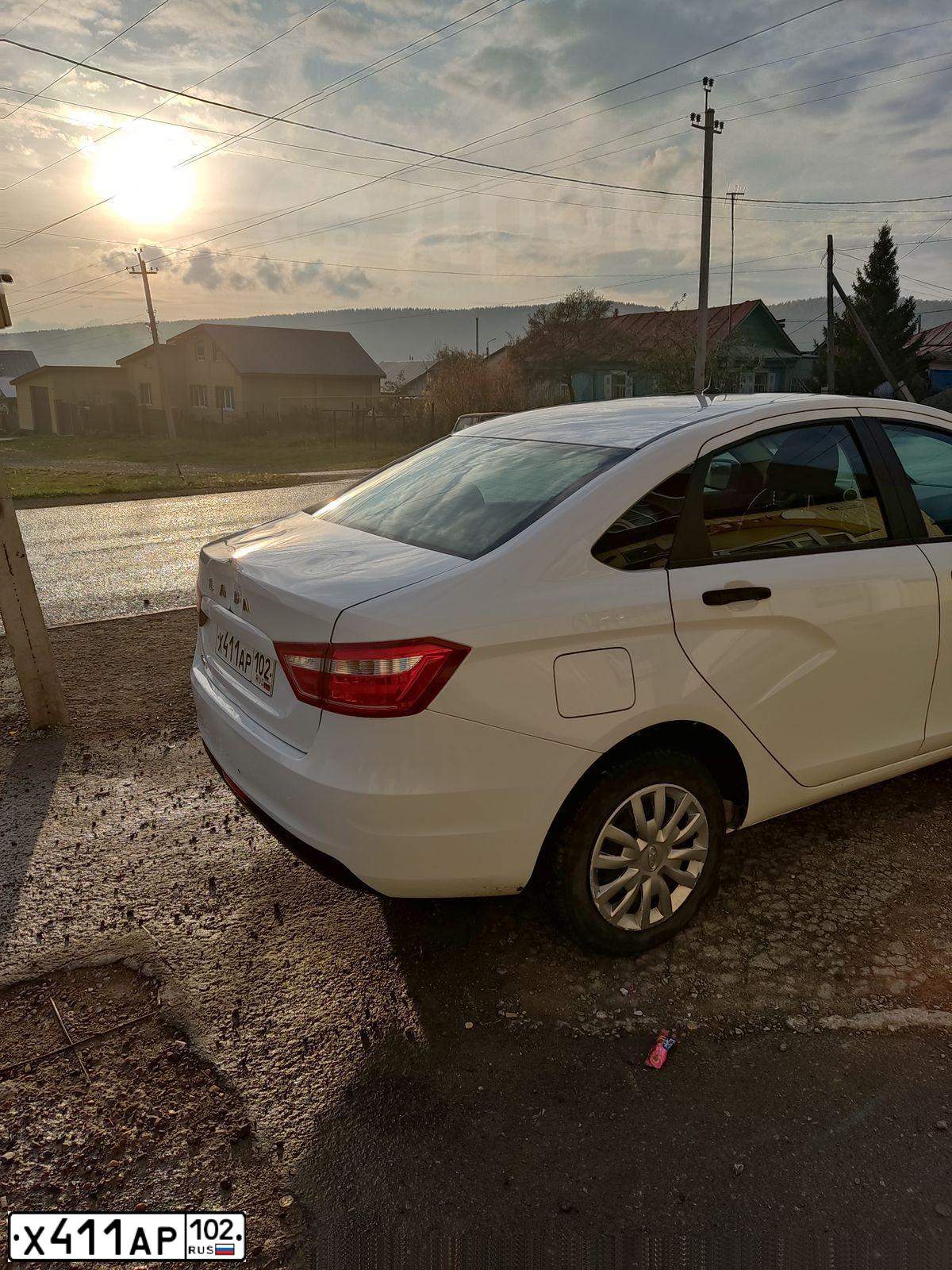 Фото автомобиля LADA VESTA, 2018 — госномер М752ХК702. Цвет: Белый