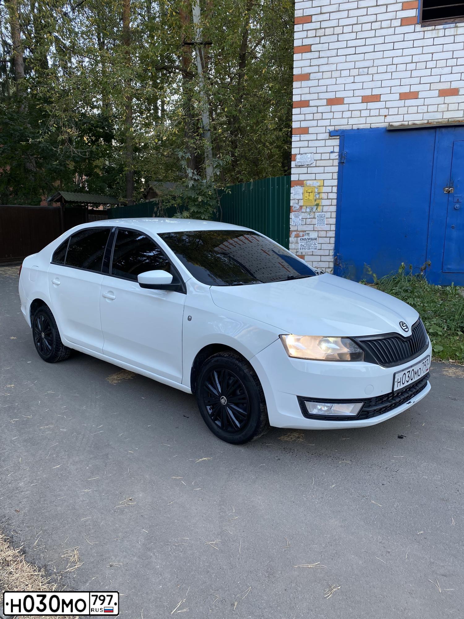 Фото автомобиля SKODA RAPID, 2014 — госномер Н030МО797. Цвет: Белый черный