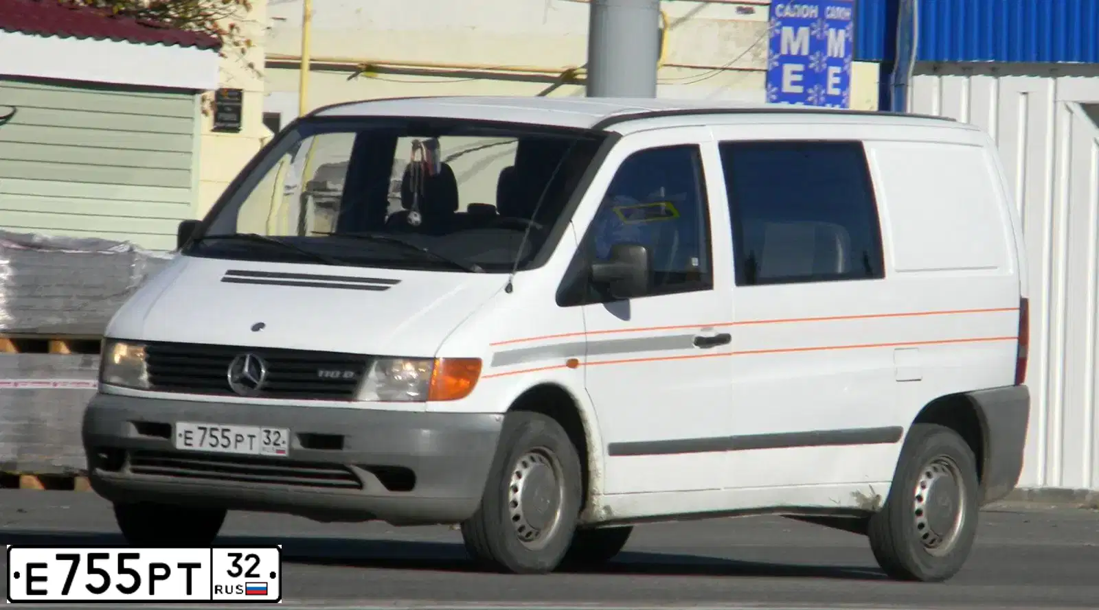 Фото автомобиля MERCEDES VITO, 1998 — госномер Е755РТ32. Цвет: БЕЛЫЙ