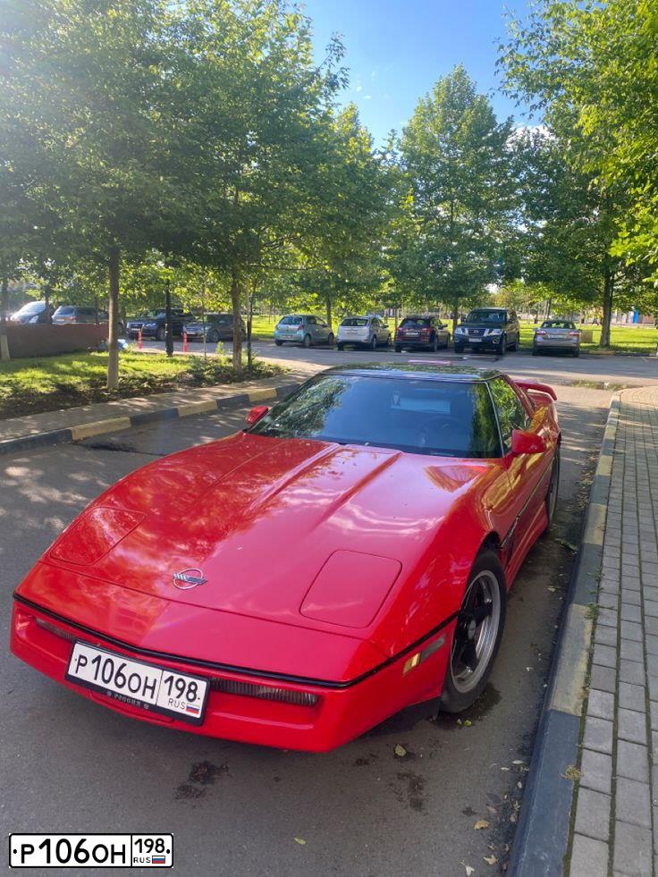 Фото автомобиля CHEVROLET ШЕВРОЛЕ CORVETTE, 1985 — госномер Р106ОН198. Цвет: Красный