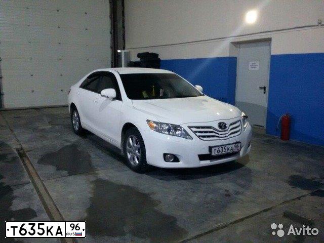 Фото автомобиля TOYOTA CAMRY, 2011 — госномер С667ЕР72. Цвет: БЕЛЫЙ