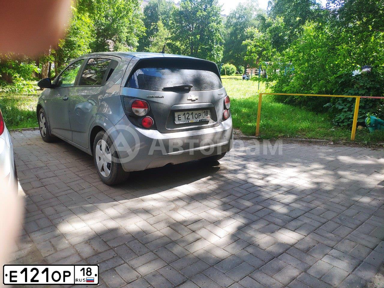 Фото автомобиля CHEVROLET AVEO, 2014 — госномер Е121ОР18. Цвет: СЕРЫЙ МЕТАЛЛИК