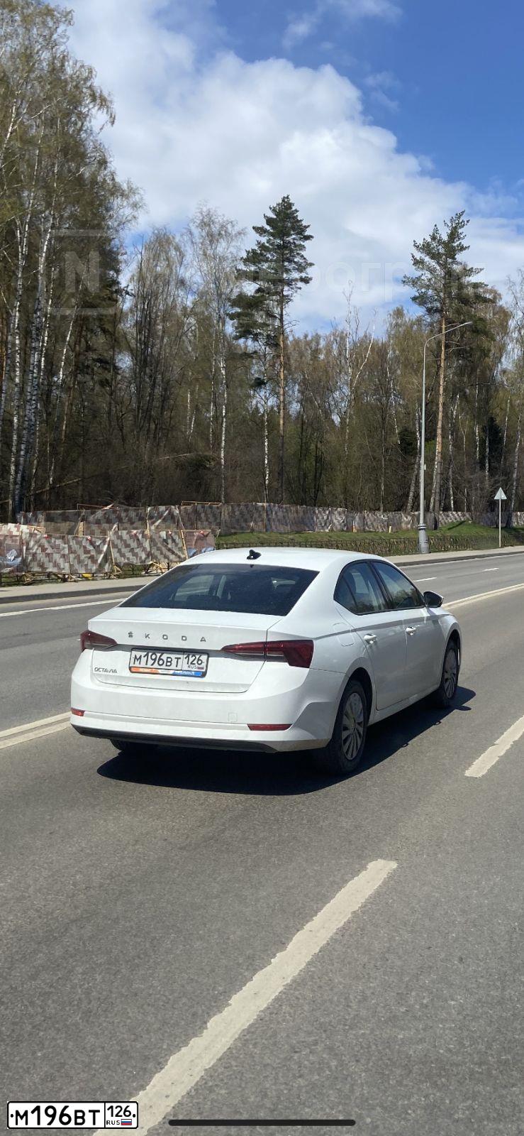 Фото автомобиля SKODA OCTAVIA, 2021 — госномер М196ВТ126. Цвет: Белый