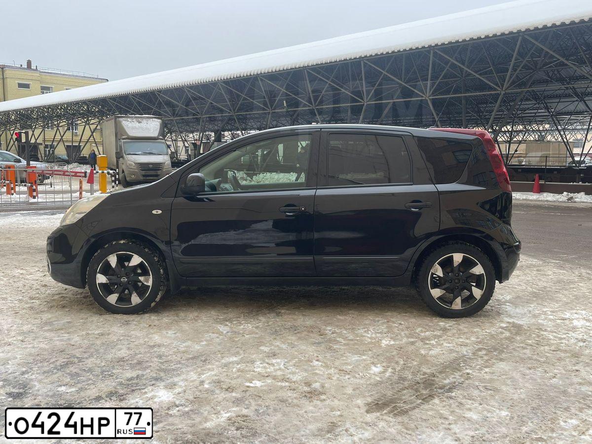 Фото автомобиля NISSAN NOTE, 2012 — госномер О424НР77. Цвет: ЧЕРНЫЙ
