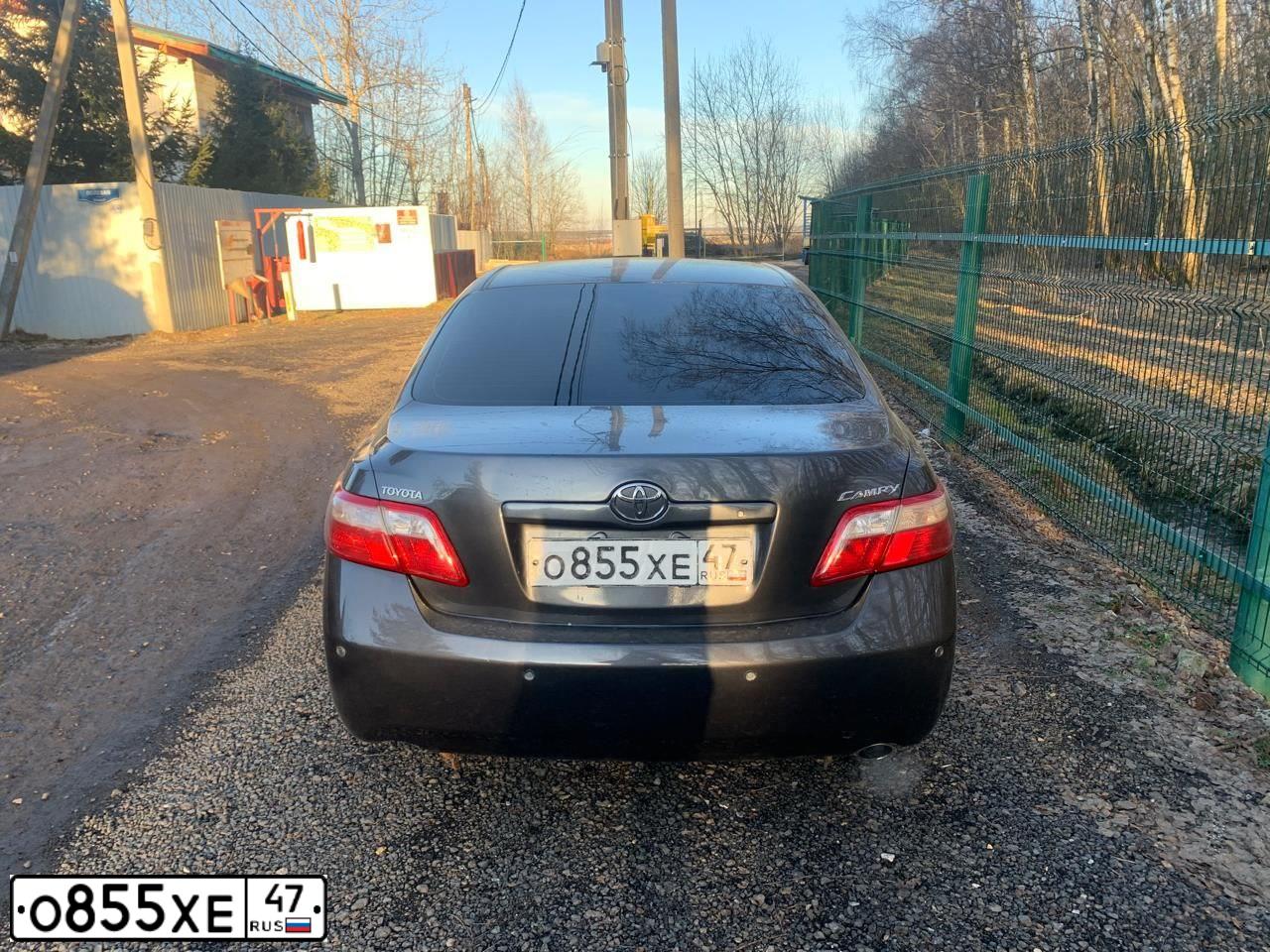 Фото автомобиля TOYOTA CAMRY, 2008 — госномер У007АО98. Цвет: СЕРЫЙ