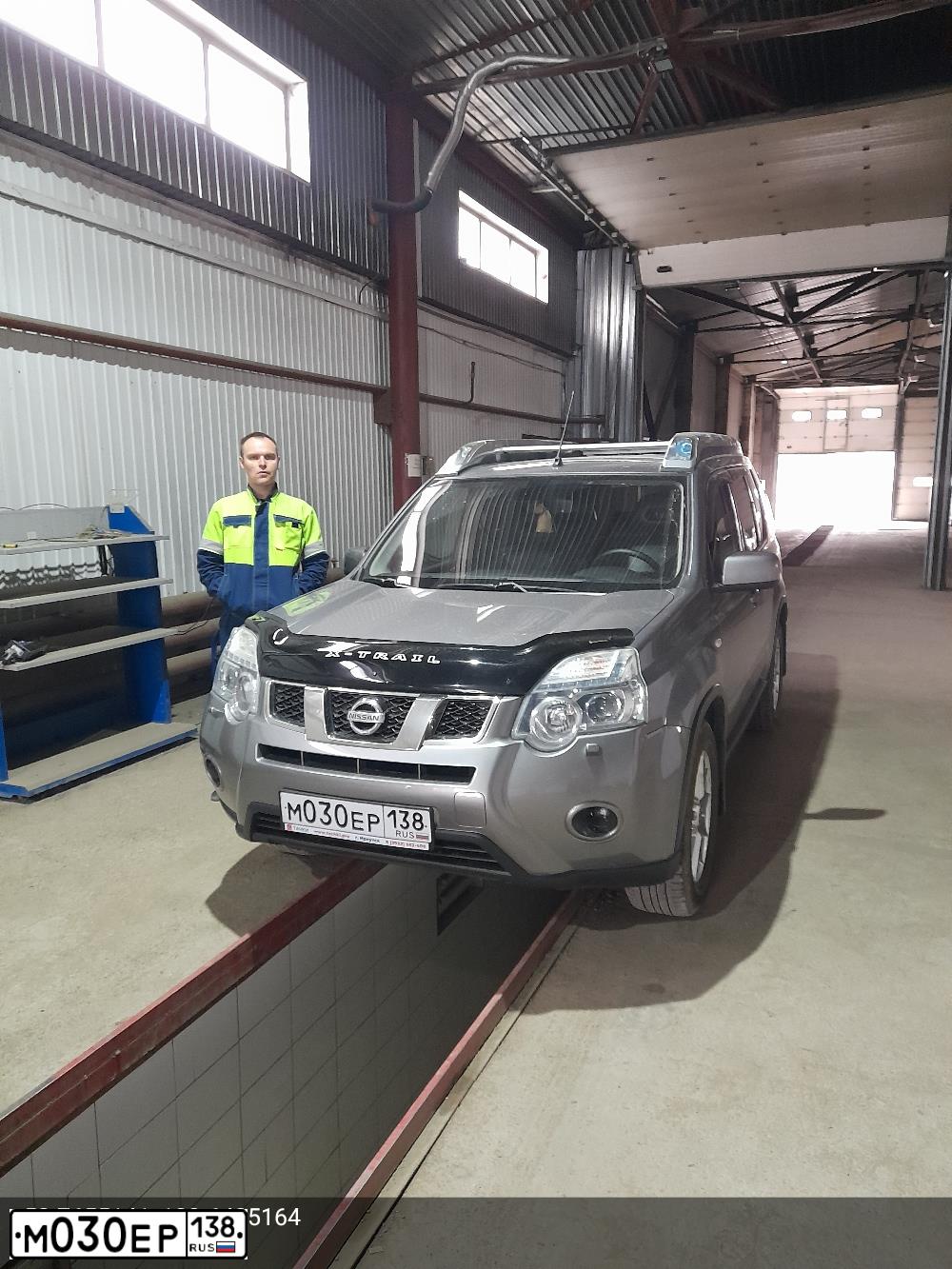 Фото автомобиля NISSAN X-TRAIL, 2011 — госномер М030ЕР138. Цвет: СЕРЫЙ