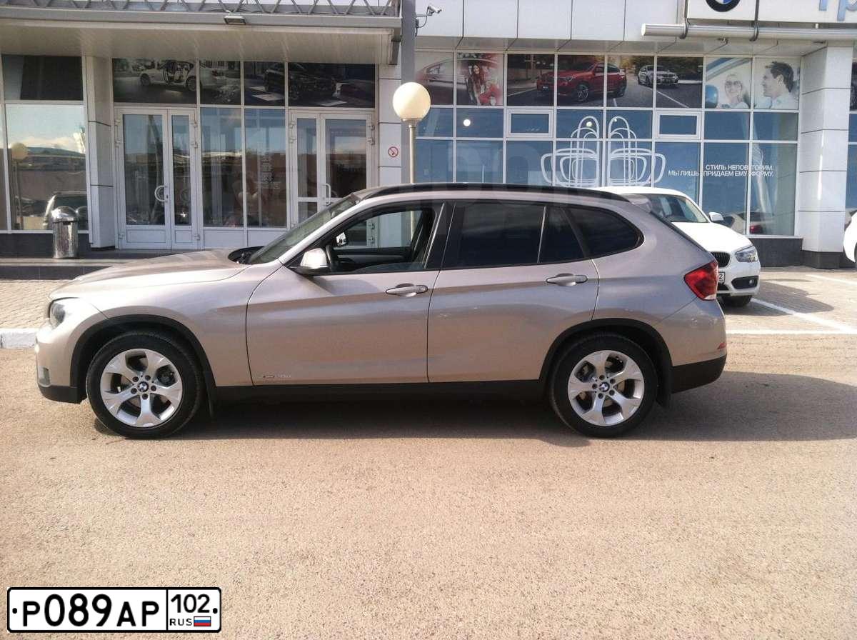 Фото автомобиля BMW X1, 2013 — госномер Е341РР147. Цвет: СВЕТЛО-БЕЖЕВЫЙ
