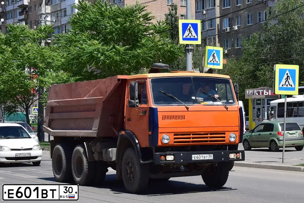 Фото автомобиля KAMAZ 55110 /6X4/, 1986 — госномер Е601ВТ30. Цвет: Оранжевый