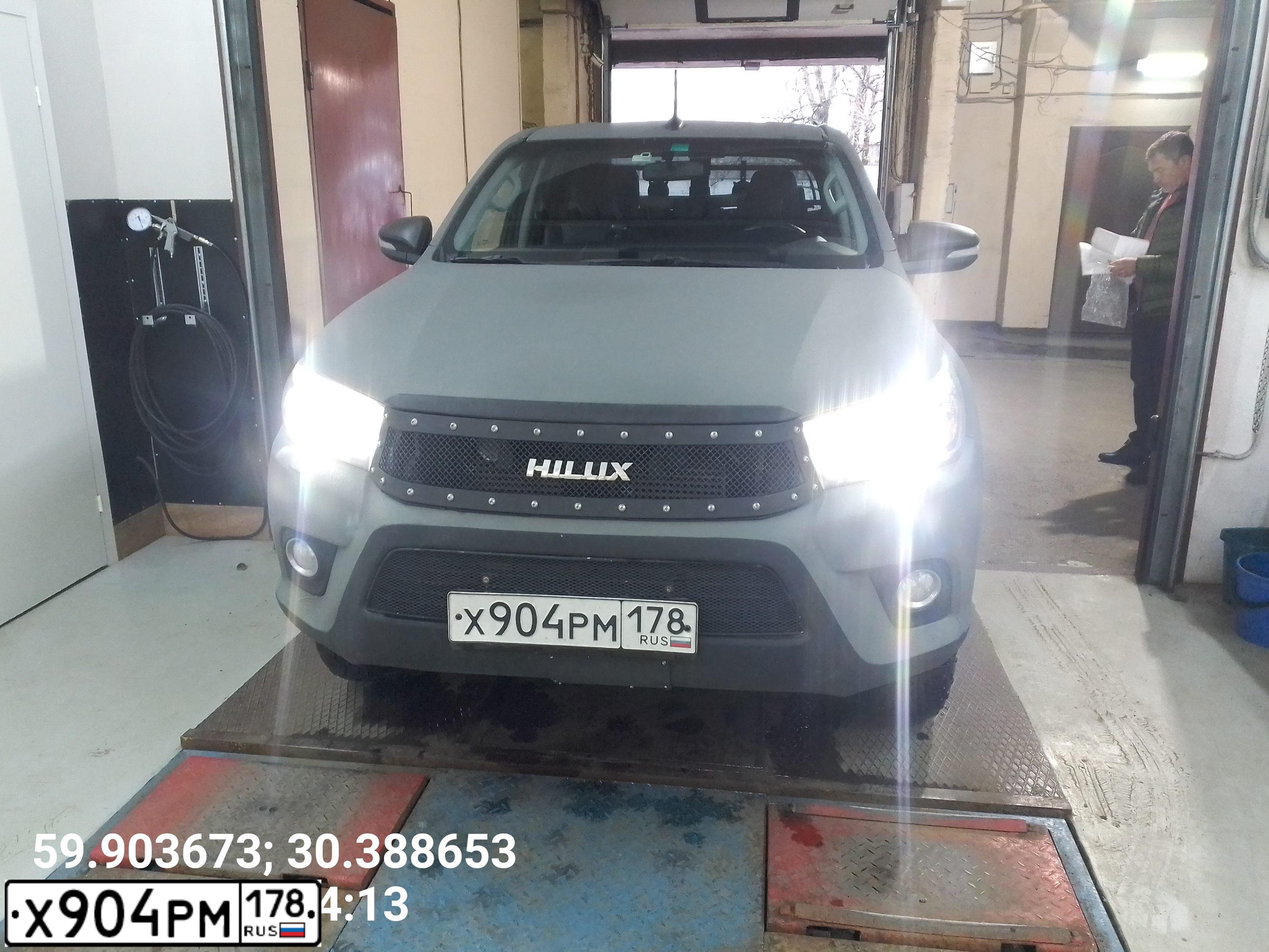 Фото автомобиля TOYOTA HILUX, 2017 — госномер А760ХВ790. Цвет: Серый