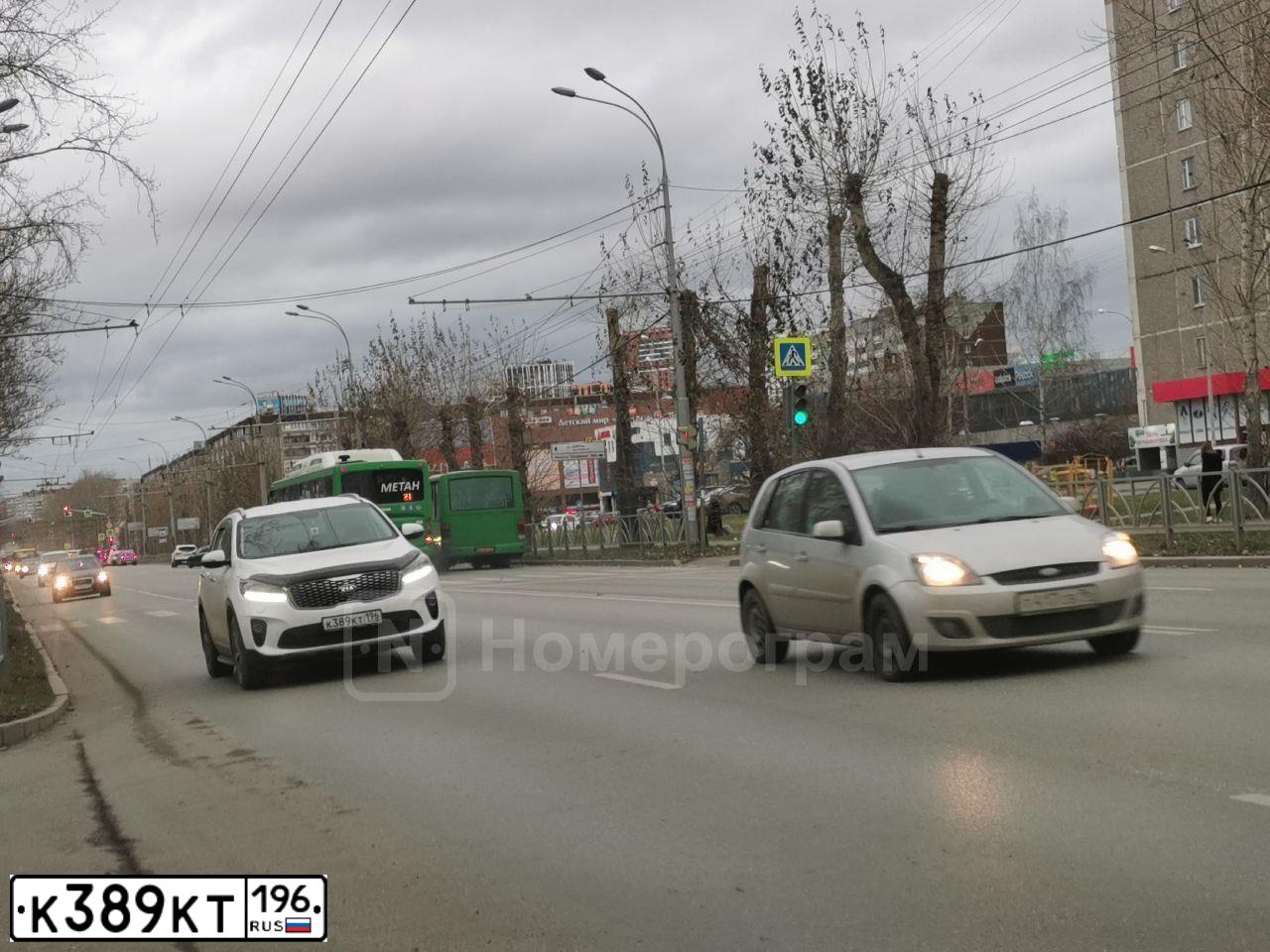 Фото автомобиля KIA SORENTO, 2018 — госномер К389КТ196. Цвет: БЕЛЫЙ