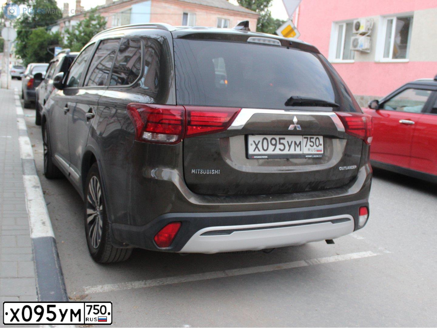 Фото автомобиля MITSUBISHI OUTLANDER, 2019 — госномер Х095УМ750. Цвет: Коричневый