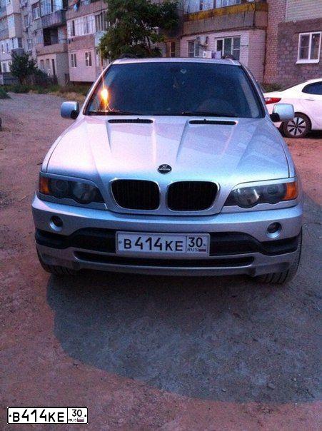 Фото автомобиля BMW X5, 2002 — госномер Х648МХ30. Цвет: Серебристый