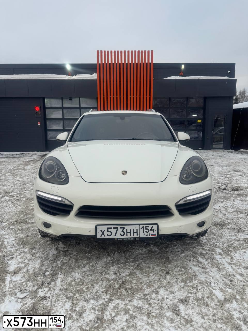 Фото автомобиля PORSCHE CAYENNE, 2010 — госномер Х573НН154. Цвет: Белый