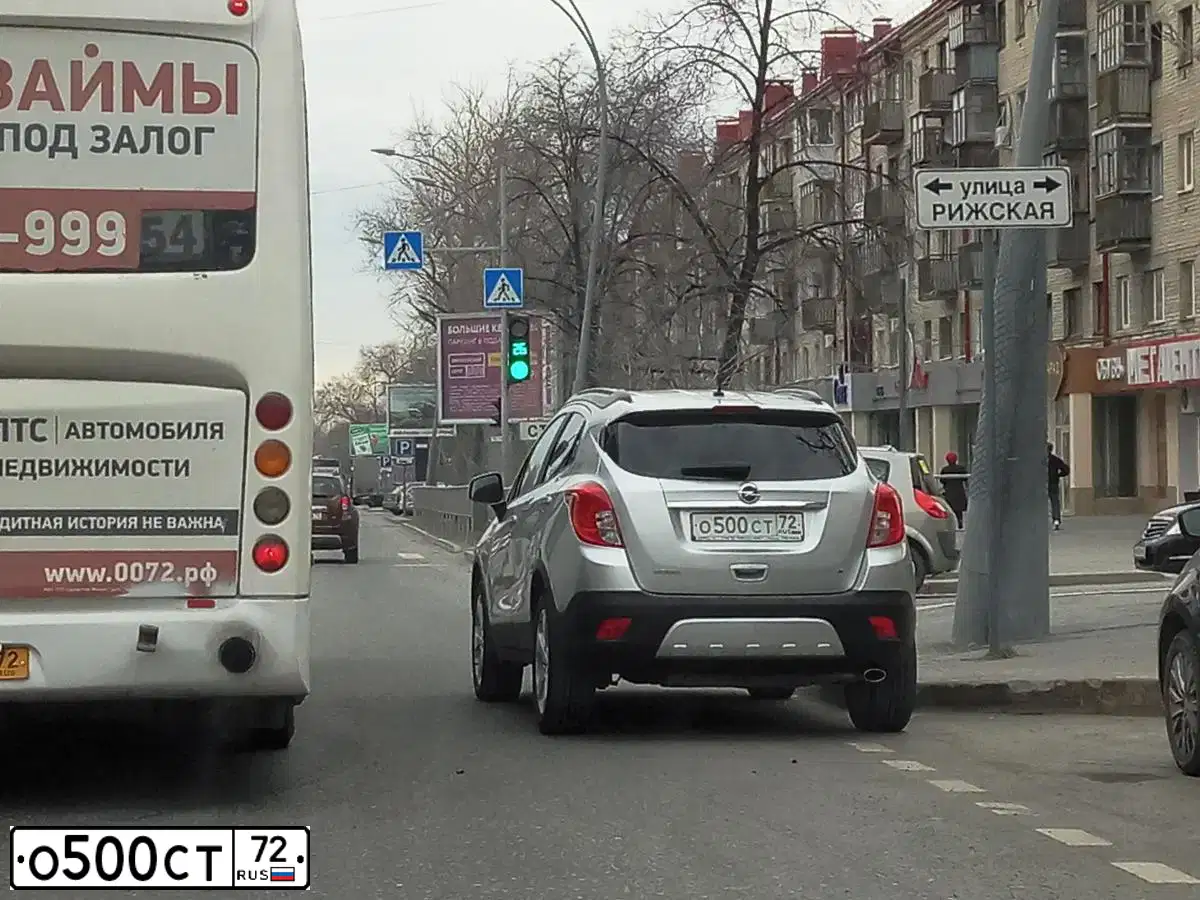 Фото автомобиля OPEL MOKKA, 2013 — госномер О500СТ72. Цвет: СЕРЕБРИСТЫЙ