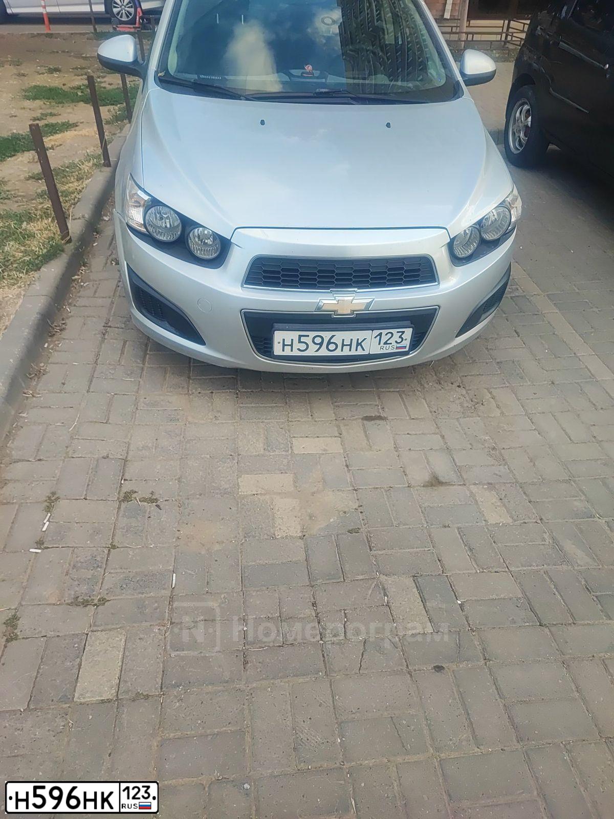 Фото автомобиля CHEVROLET AVEO, 2013 — госномер Н596НК123. Цвет: СЕРЕБРИСТЫЙ МЕТАЛЛИК