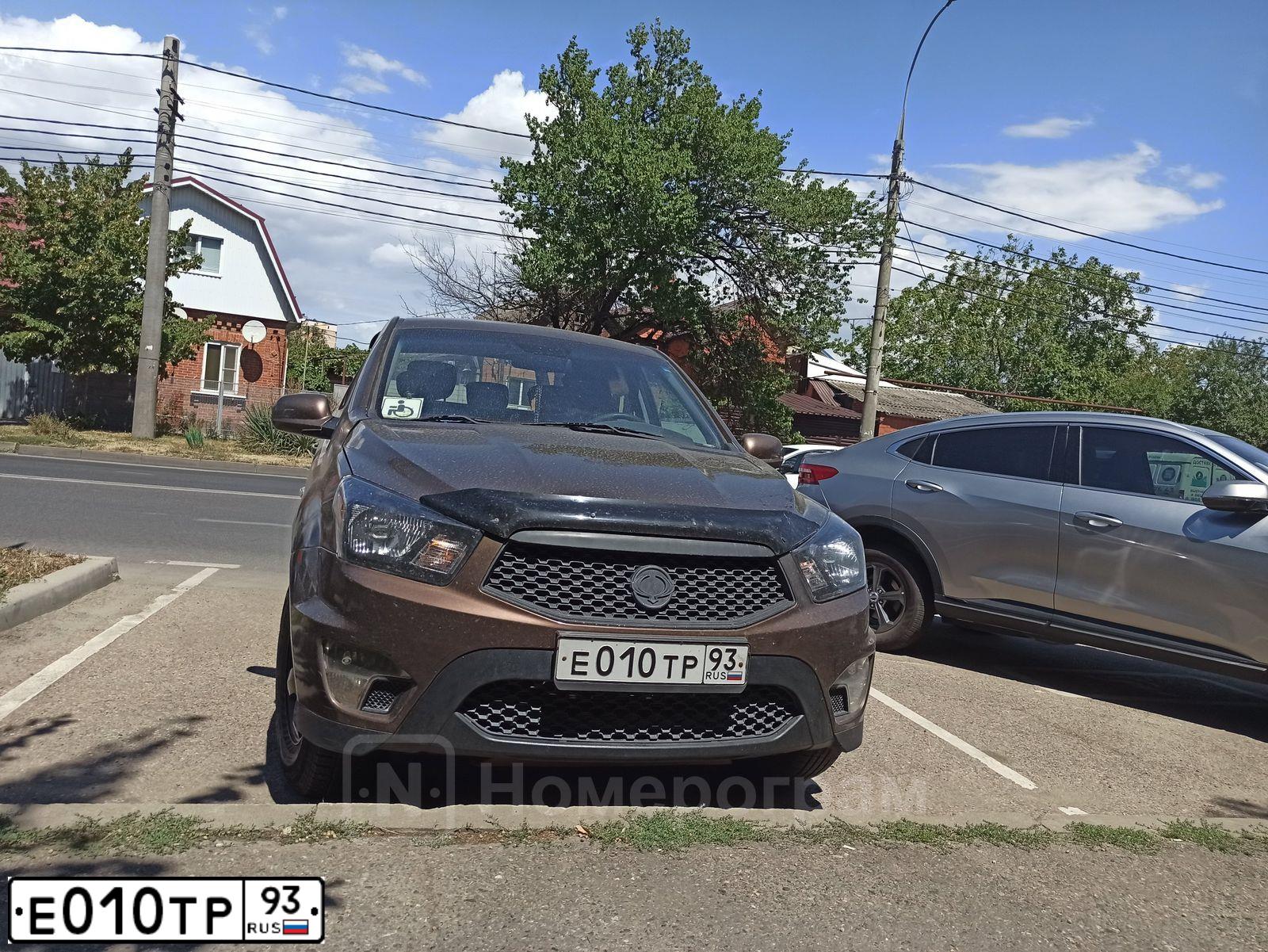 Фото автомобиля SSANGYONG KYRON, 2012 — госномер Е010ТР93. Цвет: ЧЕРНЫЙ