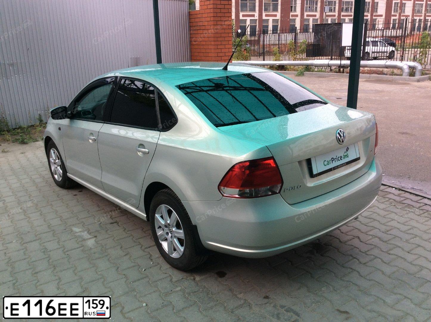Фото автомобиля VOLKSWAGEN POLO, 2012 — госномер М011АА196. Цвет: Серебристо-Желтый