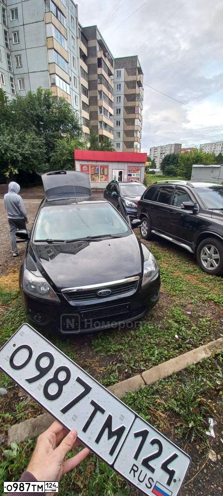 Фото автомобиля FORD FOCUS, 2010 — госномер О987ТМ124. Цвет: ЧЕРНЫЙ