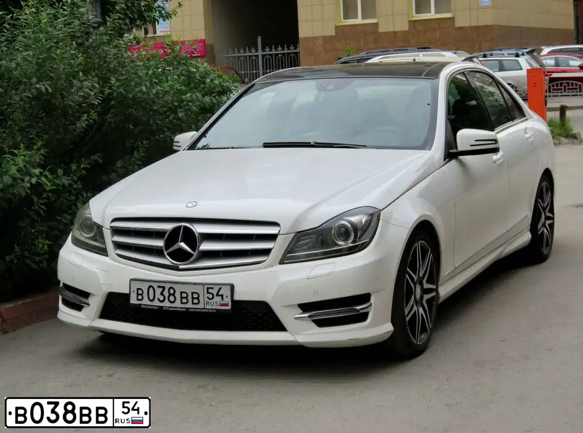 Фото автомобиля MERCEDES C-KLASSE, 2012 — госномер В038ВВ54. Цвет: Белый