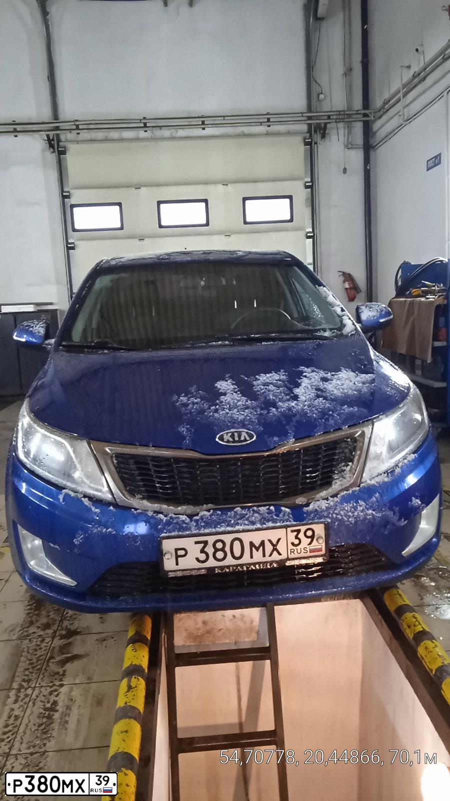 Фото автомобиля KIA RIO, 2012 — госномер Р380МХ39. Цвет: синий