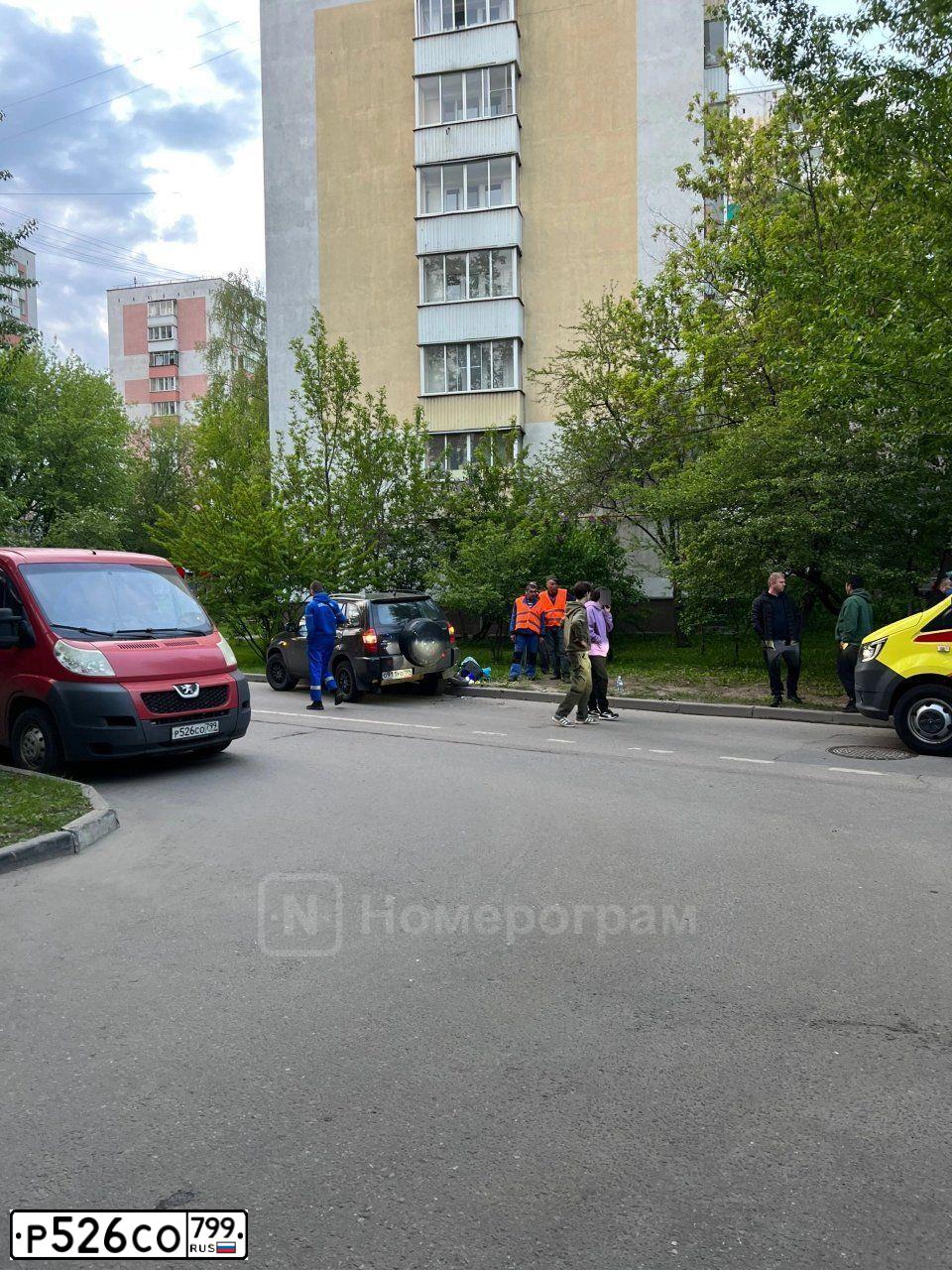 Фото автомобиля PEUGEOT BOXER, 2013 — госномер Р526СО799. Цвет: ЯРКО-КРАСНЫЙ