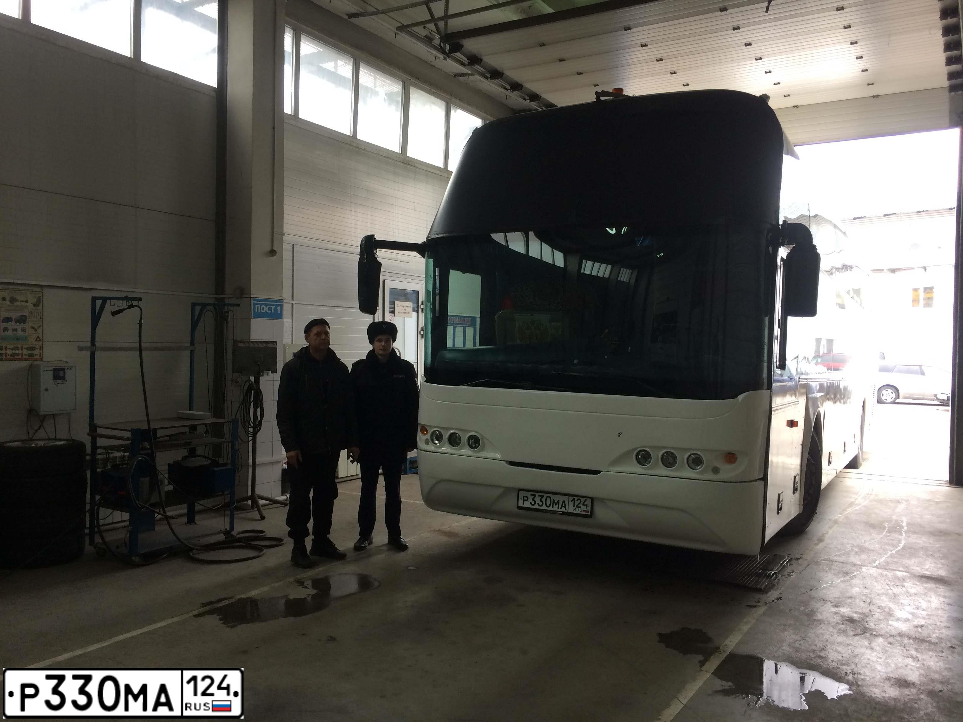 Фото автомобиля NORTHNEOPLAN BFC-SERIE, 2013 — госномер Р330МА124. Цвет: БЕЛЫЙ