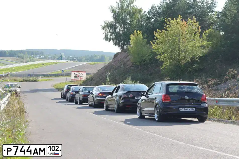 Фото автомобиля VOLKSWAGEN POLO, 2013 — госномер Р744АМ102. Цвет: ЧЕРНЫЙ