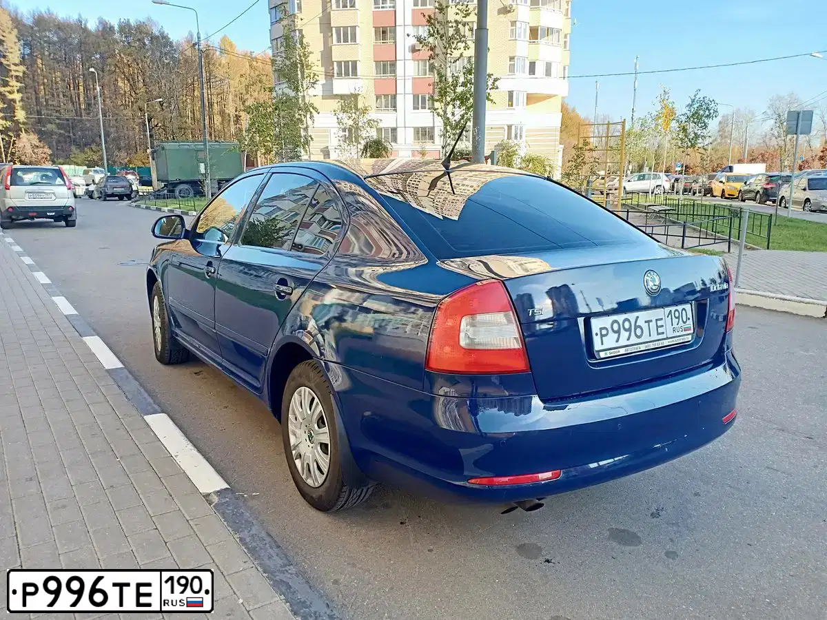 Фото автомобиля SKODA OCTAVIA, 2012 — госномер Р996ТЕ190. Цвет: ТЕМНО-СИНИЙ
