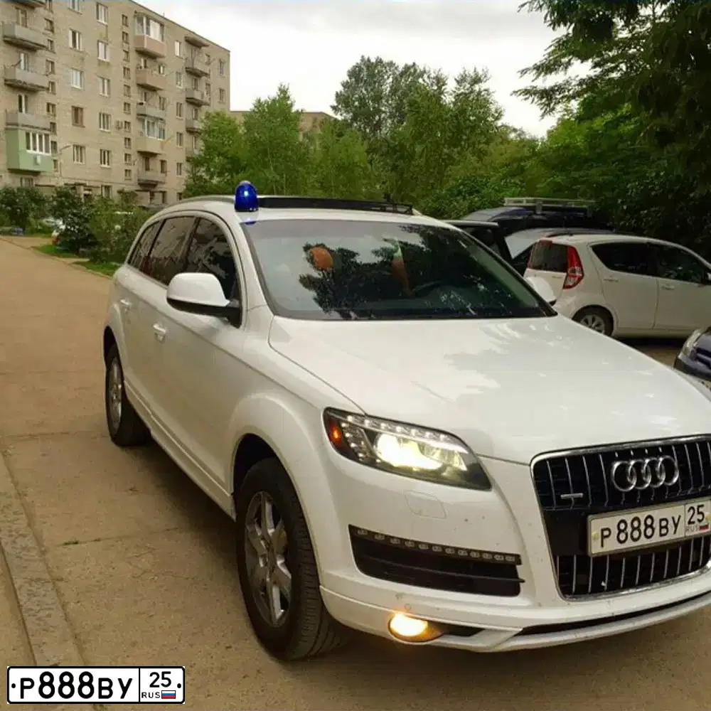 Фото автомобиля AUDI Q7, 2010 — госномер Р888ВУ25. Цвет: Белый