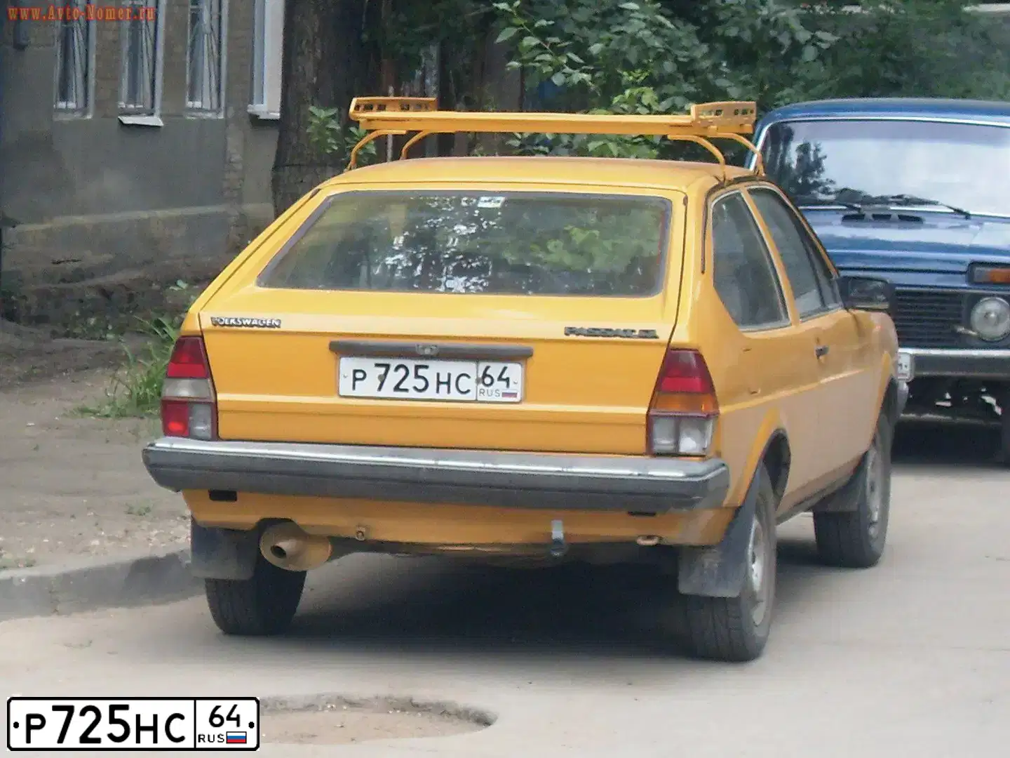 Фото автомобиля VOLKSWAGEN PASSAT, 1982 — госномер Р725НС64. Цвет: СВЕТЛО КОРИЧНЕВЫЙ