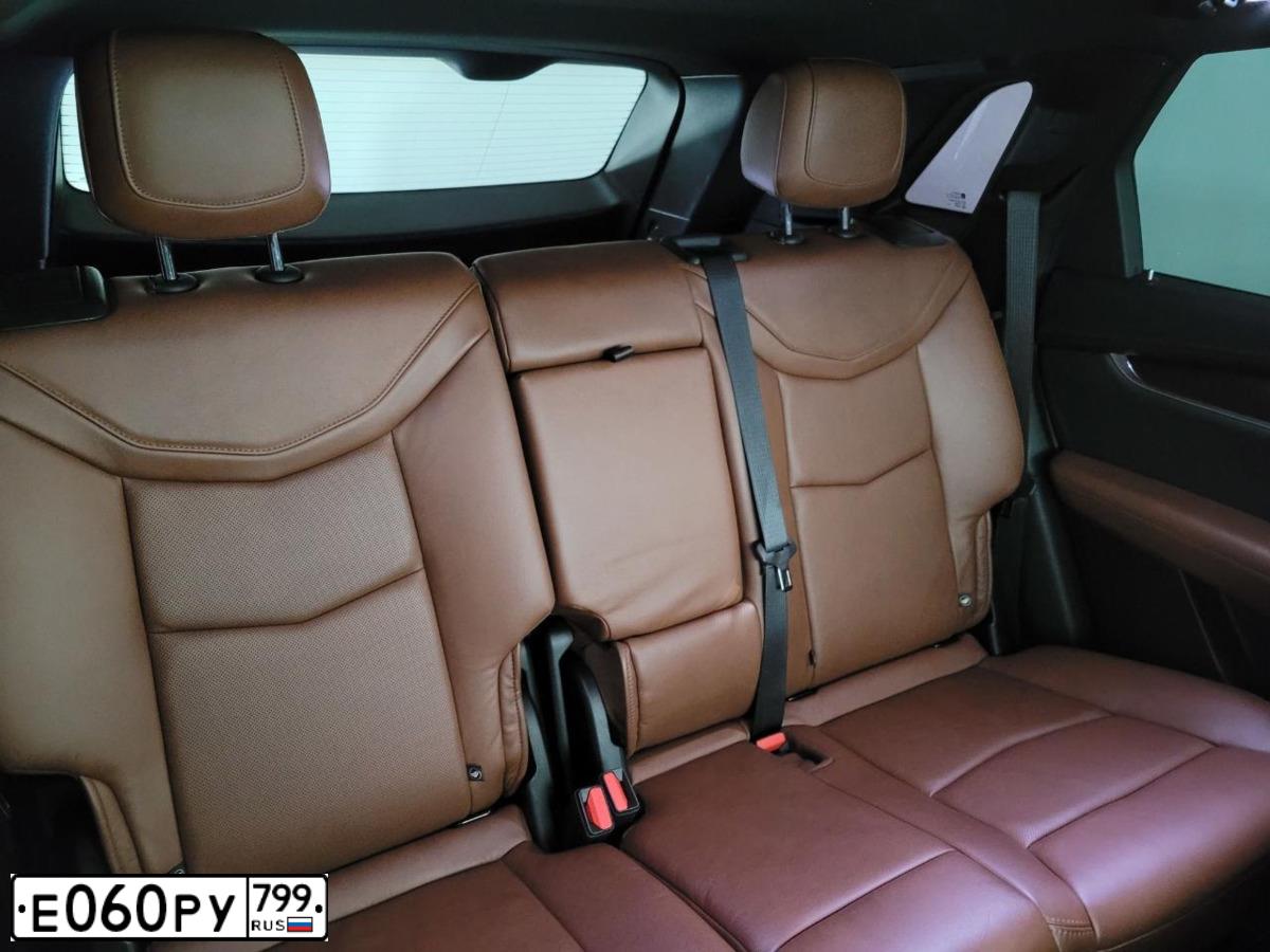Фото автомобиля CADILLAC XT5, 2020 — госномер Е060РУ799. Цвет: СЕРЫЙ